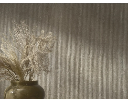 Behang met reliëf en verticale lijnen in een modern interieur met een vaas met gedroogd pampasgras.