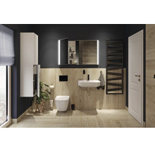 Moderne badkamer met houtlook wandtegels, wit hangend toilet, wastafel, verlichte spiegelkast en zwarte designradiator.