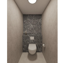 Modern toilet met een hangend wit toilet, donkere tegels met marmerlook op de achterwand en grijze zijwanden met structuur.