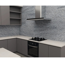 Moderne keuken met wandbekleding van natuursteen, wit werkblad, zwarte gaskookplaat, roestvrijstalen afzuigkap en grijze keukenkasten.