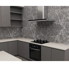 Moderne keuken met grijze kasten, wit werkblad en wandtegels in natuursteenlook met witte nerven.