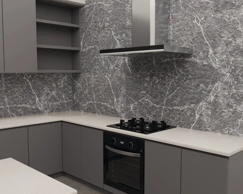 Moderne keuken met grijze kasten, wit werkblad en wandtegels in natuursteenlook met witte nerven.