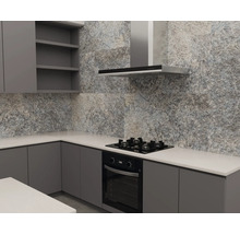 Moderne keuken met wandtegels in natuursteenlook, grijze kasten, wit werkblad, gaskookplaat, oven en afzuigkap.