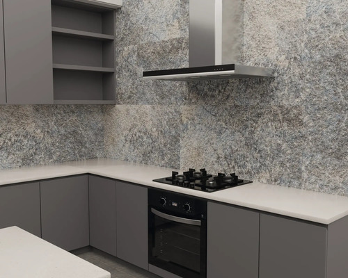 Moderne keuken met wandtegels in natuursteenlook, grijze kasten, wit werkblad, gaskookplaat, oven en afzuigkap.