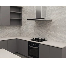 Moderne keuken met grijze fronten, wit werkblad, achterwand in marmerlook, gaskookplaat, oven en afzuigkap.