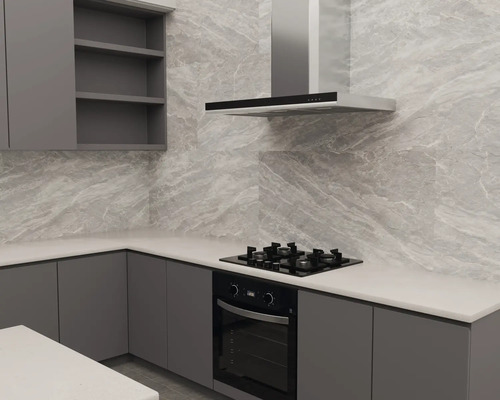 Moderne keuken met grijze fronten, wit werkblad, achterwand in marmerlook, gaskookplaat, oven en afzuigkap.