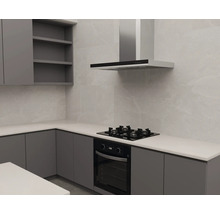 Moderne keuken met grijze kasten, wit werkblad, ingebouwde oven, gaskookplaat en een roestvrijstalen afzuigkap.