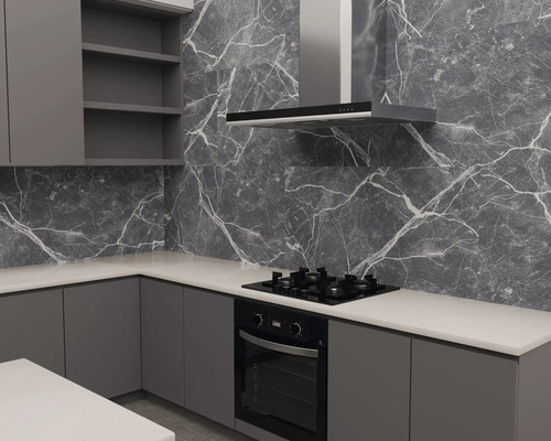 Moderne keuken met donkergrijze wandtegels met marmerlook, wit werkblad, grijze kasten, inbouwoven en gaskookplaat.