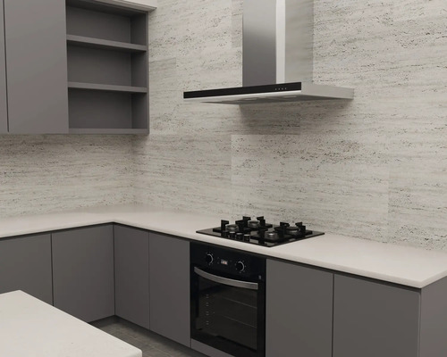 Moderne, georganiseerde keuken met grijze kasten, wit werkblad, zwarte gaskookplaat, inbouwoven, afzuigkap en lichte wandtegels met textuur.