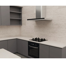 Moderne keuken met grijze kasten, wit werkblad, zwarte oven, gaskookplaat en afzuigkap tegen getextureerde wandtegels.