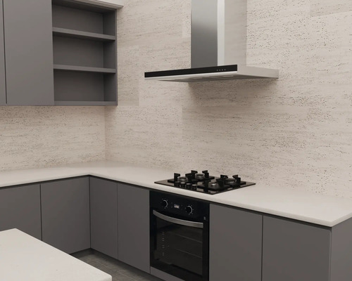 Moderne keuken met grijze kasten, wit werkblad, zwarte oven, gaskookplaat en afzuigkap tegen getextureerde wandtegels.