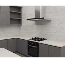 Moderne keuken met grijze kasten, wit werkblad, zwarte inbouwoven, gaskookplaat en afzuigkap aan een wand met textuur.