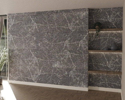 Wandpanelen met donkere marmerlook in een woonruimte met geïntegreerde houten planken en een visgraatparketvloer.