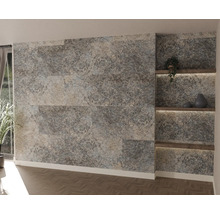 Modern interieur met wandpanelen in steenoptiek en een nis met verlichte houten planken.