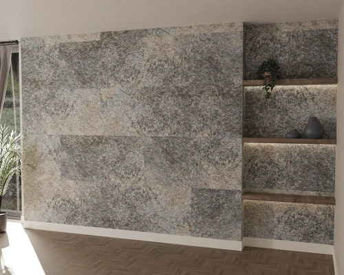 Modern interieur met wandpanelen in steenoptiek en een nis met verlichte houten planken.