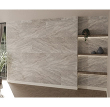 Wandpanelen in lichte marmerlook, houten inbouwplanken met LED-verlichting en visgraatvloer.