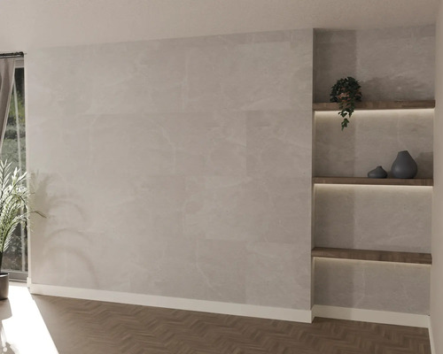 Moderne woonkamer met wandpanelen in steenlook, visgraatparket en verlichte ingebouwde houten planken.