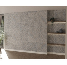 Moderne woonkamer met behang in steenlook en visgraatmotief, geïntegreerde houten planken met ledverlichting en donkere visgraat parketvloer.