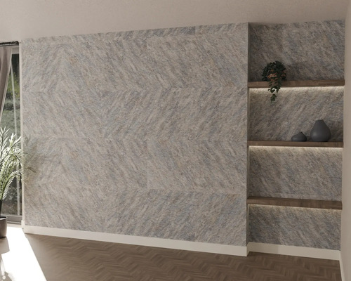 Moderne woonkamer met behang in steenlook en visgraatmotief, geïntegreerde houten planken met ledverlichting en donkere visgraat parketvloer.