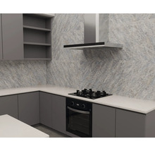 Moderne keuken met grijze onderkasten, wit werkblad, zwarte inbouwoven en afzuigkap tegen een wand met steenstructuur.