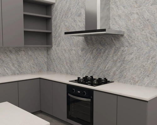 Moderne keuken met grijze onderkasten, wit werkblad, zwarte inbouwoven en afzuigkap tegen een wand met steenstructuur.
