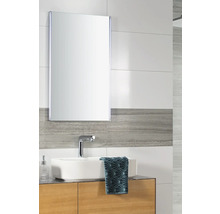 Lichte badkamer met moderne spiegelkast inclusief LED-verlichting, witte opzetwaskom en een onderkast in houtlook.