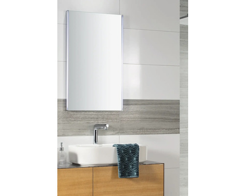 Lichte badkamer met moderne spiegelkast inclusief LED-verlichting, witte opzetwaskom en een onderkast in houtlook.