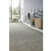 Tapijt met textuur in een modern ingerichte woonkamer met wandplanken, decoratie en een groot raam met uitzicht op het groen.