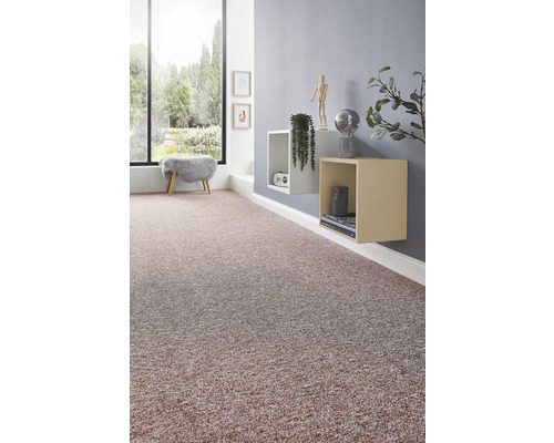 Moderne woonkamer met gemêleerd tapijt, zwevende planken aan de muur en een groot raam met uitzicht op de tuin.