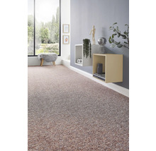 Moderne woonkamer met gemêleerd tapijt, zwevende planken aan de muur en een groot raam met uitzicht op de tuin.