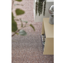 Getextureerd melange tapijt in een modern interieur met bijzettafels en planten.