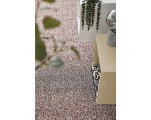 Getextureerd melange tapijt in een modern interieur met bijzettafels en planten.
