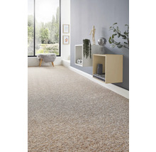 Lichte moderne kamer met beige-grijs gemêleerde tapijtvloer, grijze wand met zwevende planken en een groot raam met uitzicht op de tuin.