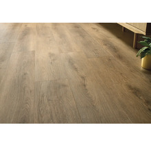 Laminaatvloer met natuurlijke houtnerven in landhuisstijl, gelegd in een lichte kamer naast een dressoir en een plant.