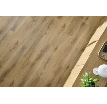 Laminaatvloer met eikenlook en natuurlijke houtnerven, gelegd in een lichte kamer naast een houten meubel.