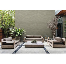 Moderne buitenruimte met houten loungeset, betonplaten, een grijze bakstenen muur en diverse planten.