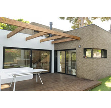 Modern terras met houten vlonder, bakstenen gevel en pergola van houten balken.