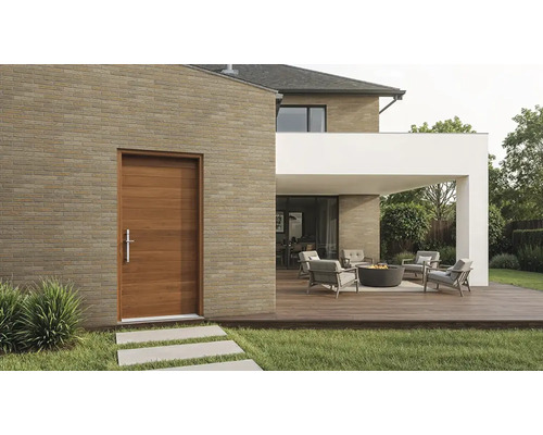 Moderne gevel met steenstrips, een houten voordeur en een houten terras met tuinmeubelen en een vuurschaal.