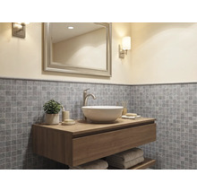 Moderne badkamer met een houten hangend wastafelmeubel, een witte opzetwastafel en grijze mozaïek tegels aan de wand.