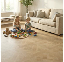 Kinderen spelen met speelgoed op een vloer met houtlook en decoratief parketpatroon in een lichte, ruime woonkamer.