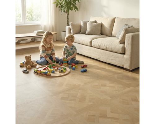 Kinderen spelen met speelgoed op een vloer met houtlook en decoratief parketpatroon in een lichte, ruime woonkamer.