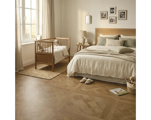 Lichte slaapkamer met een decoratieve parketvloer met patroon, een houten bed met licht beddengoed en een houten babybedje bij het raam.