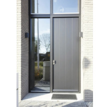 Moderne antracietkleurige voordeur met verticale groeven, glazen zijpaneel en bovenlicht, gemonteerd in een lichte bakstenen gevel.
