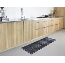 Moderne keukenloper met tekst Love Cooking in een lichte keuken met houten kasten en rvs aanrechtblad.