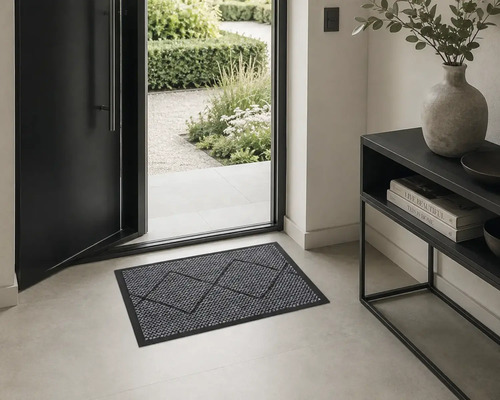 Moderne entree met een rechthoekige deurmat met ruitpatroon voor een open voordeur met uitzicht op de tuin.