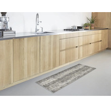 Lange keukenloper met een grijs-wit patroon in een moderne keuken met lichte houten kasten en een roestvrijstalen aanrecht.