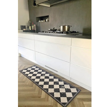 Moderne keukenloper met een zwart-wit ruitpatroon in marmerlook voor witte greeploze keukenkasten op een visgraatvloer.