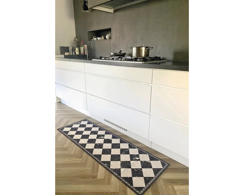 Moderne keukenloper met een zwart-wit ruitpatroon in marmerlook voor witte greeploze keukenkasten op een visgraatvloer.
