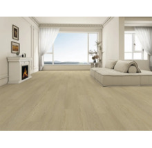 Licht laminaat met houtlook in een ruime, lichte woonkamer met open haard en uitzicht naar buiten via grote ramen.