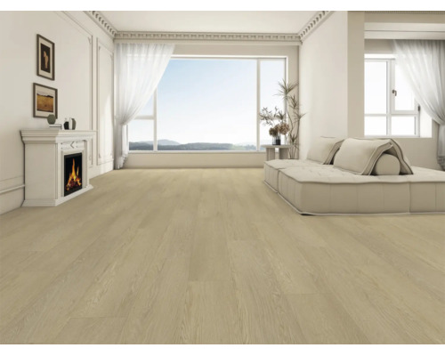 Licht laminaat met houtlook in een ruime, lichte woonkamer met open haard en uitzicht naar buiten via grote ramen.